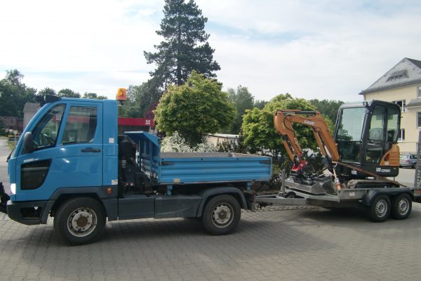 Multicar im Gespann mit Bagger und Anhänger