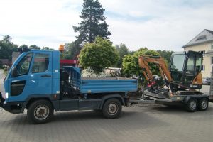 Multicar im Gespann mit Bagger und Anhänger